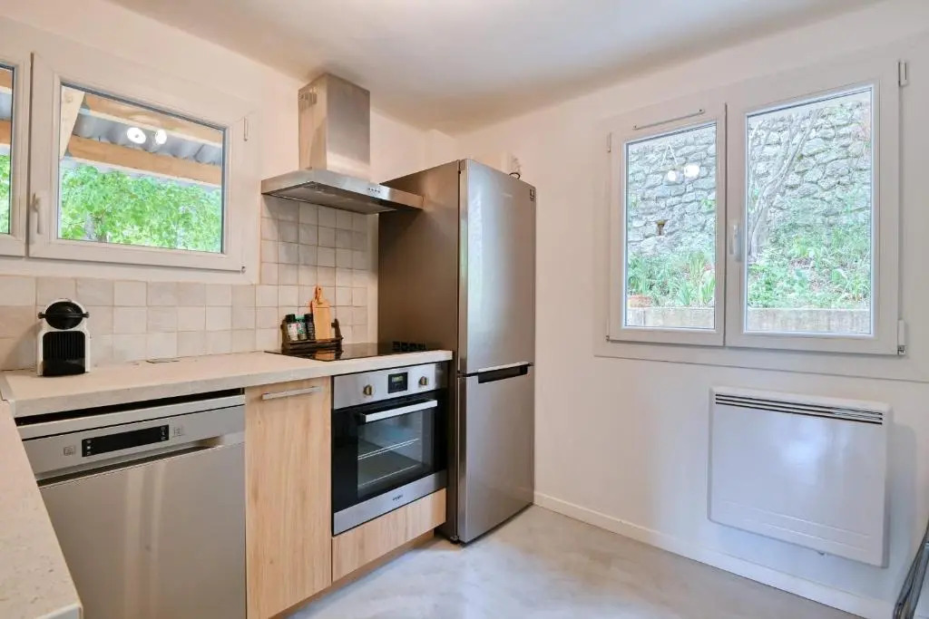 Spacious apartment in a villa with terrace and garden in Ventabren