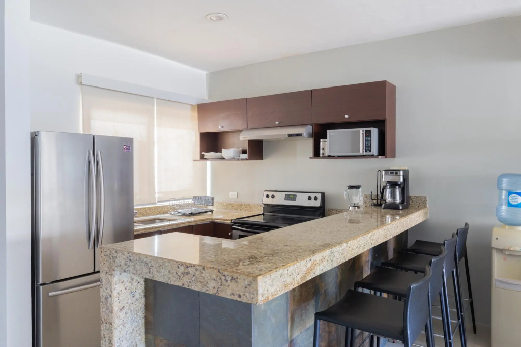 Exclusive 2 Level 3 BR Penthouse | Private Hot Tub & Roof | WiFi | Great Amenities & GYM