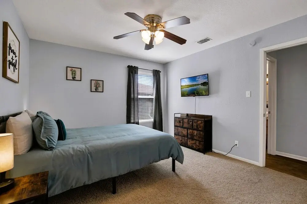 Cozy Haus With Fire Pit - 3 Min Drive to Main St!