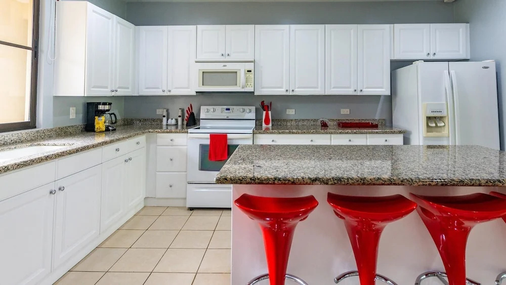 3rd-floor space with modern décor recently renovated viewing over pool in Coco