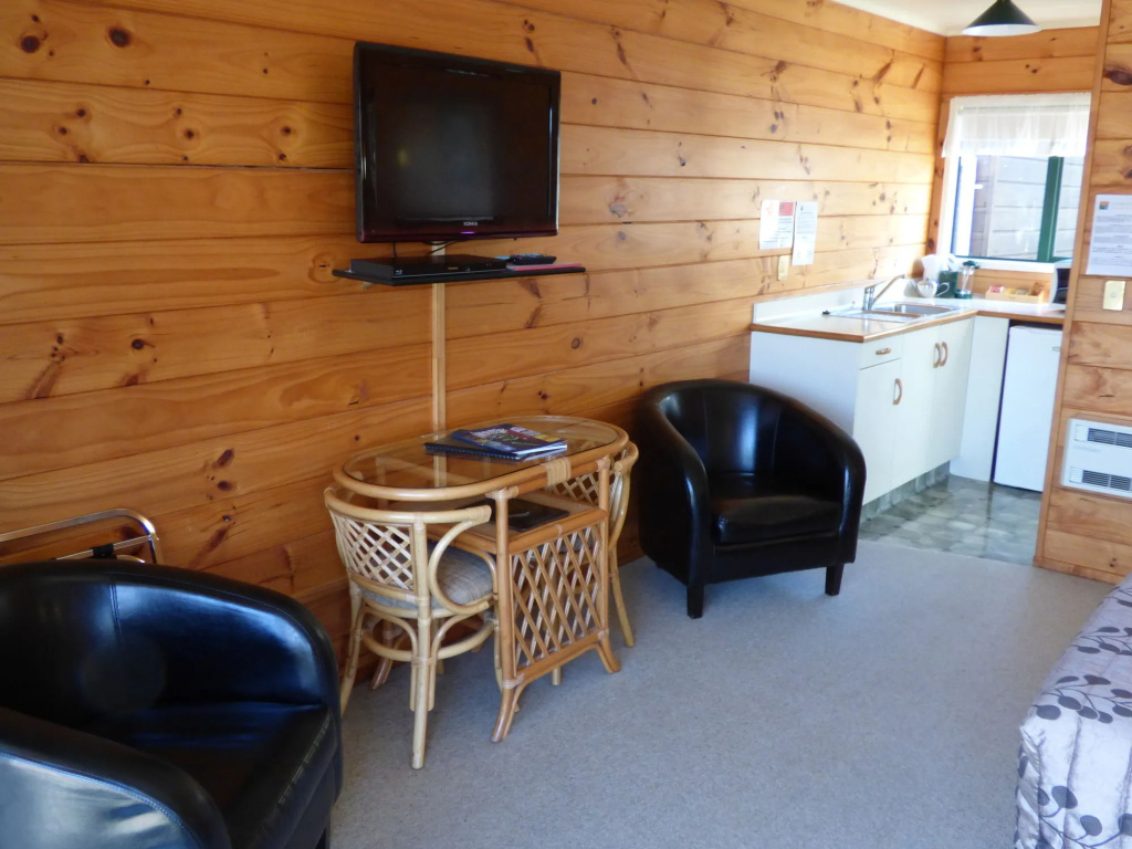 Cedarwood Lakeside Motel & Conference Venue