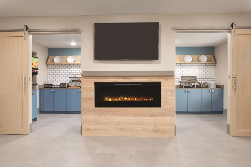 Country Inn & Suites by Radisson, Waterloo, IA