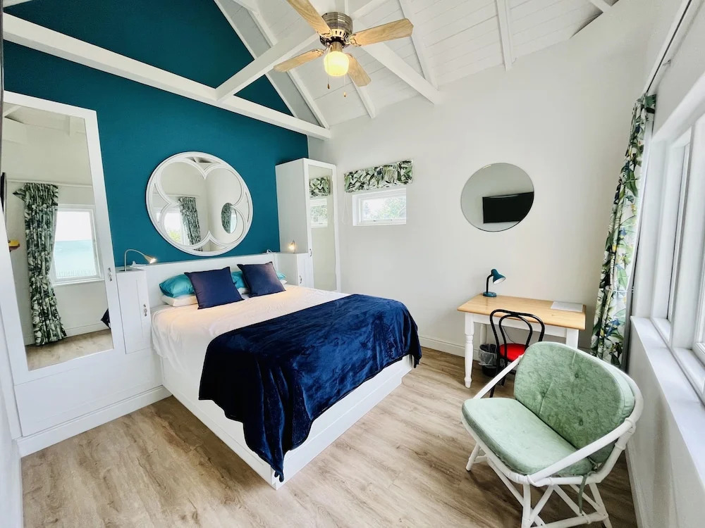 Sunny Cove Manor