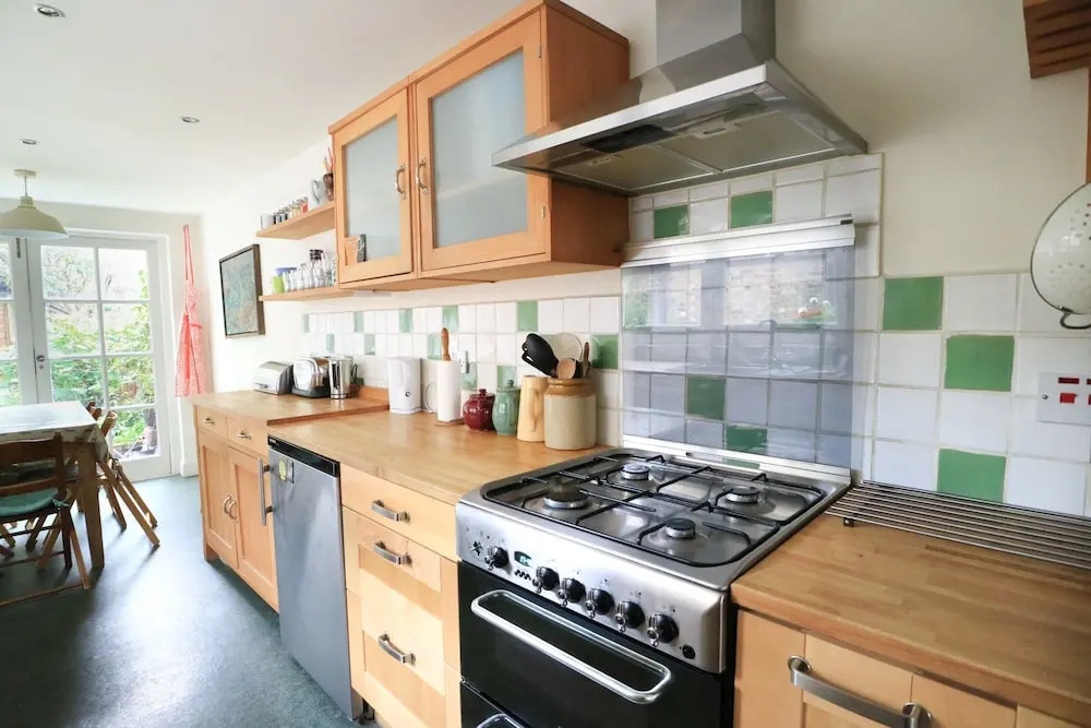 Charming 2 Bedroom House With Garden in East London