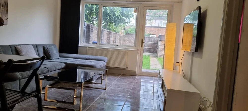 Remarkable 3-bed House With Garden in London