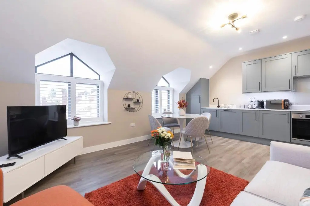 Elliot Oliver - Stylish Loft Style 2 Bedroom Apartment With Parking