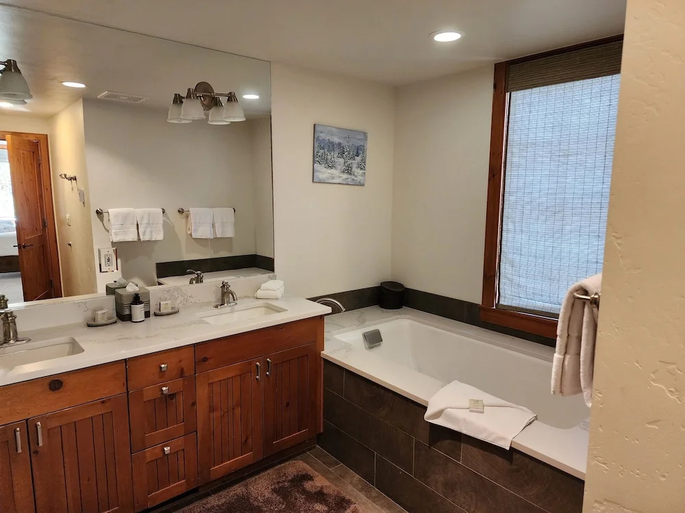 Scenic On-mountain 2br/2.5ba Bachelor Gulch Ski In/ski Out 2 Bedroom Condo by RedAwning