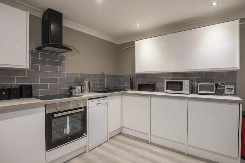 Charming 2-bedroom Apartment in Central Kingston Upon Thames