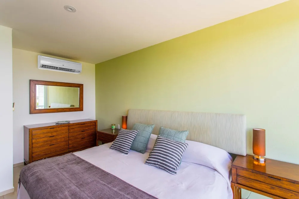 TROPICAL Beachfront 1 BDR