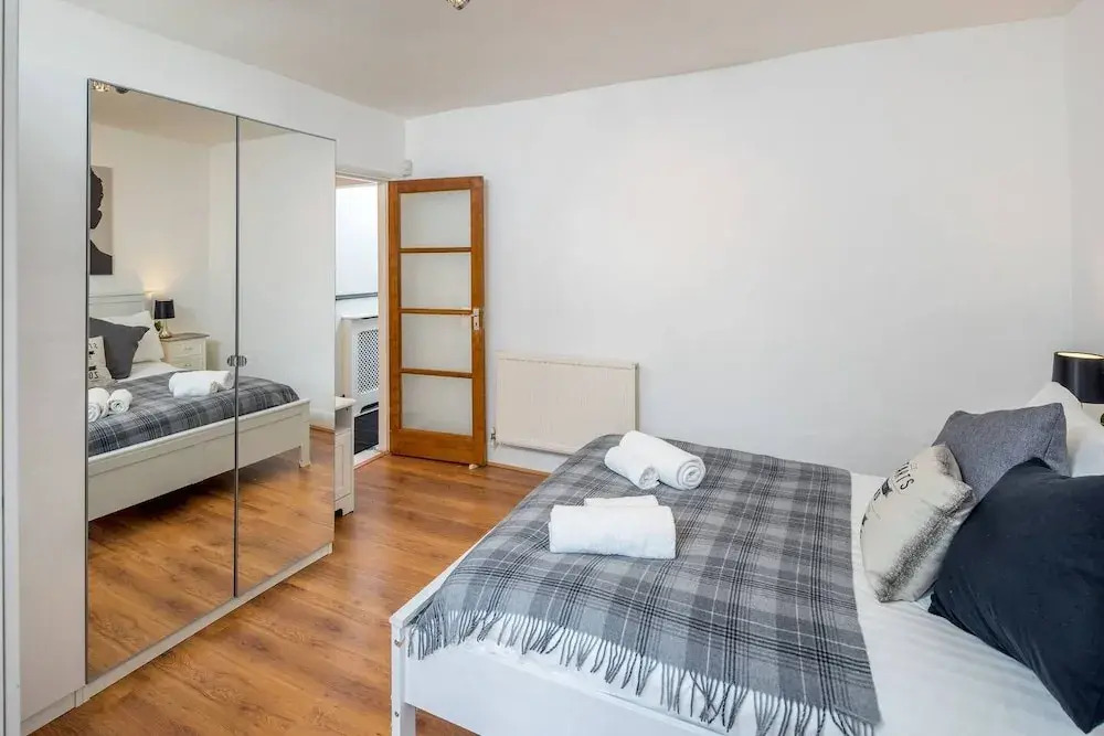 Charming flat w/ garden near Westfield (sleeps 4)