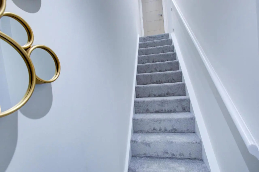 Hybrid Resi - Uxbridge, On-site CAR or VAN parking, near London Heathrow Airport