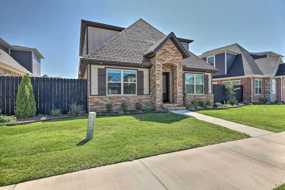 Fayetteville House: Pool Access & Gas Grill!