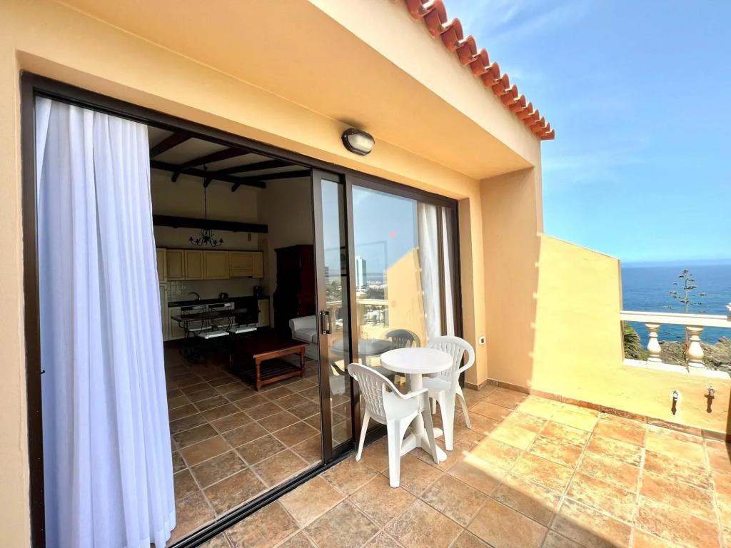 Stunning views beside the beach, apt. with pool