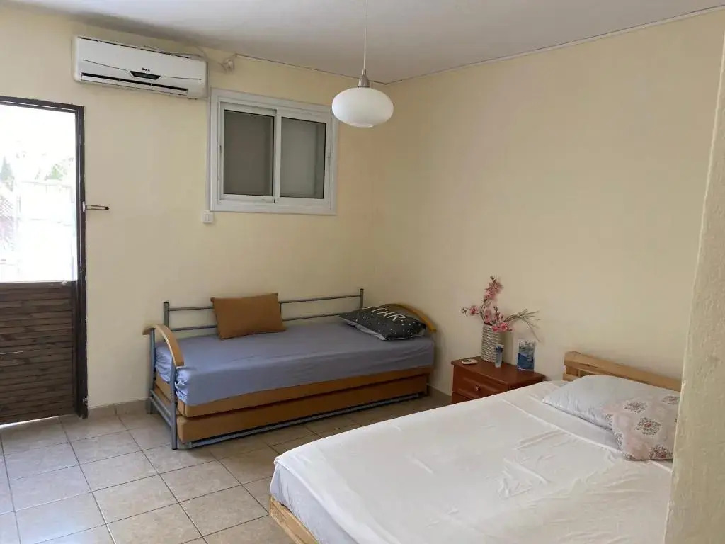 Zimmer Dora Dead Sea