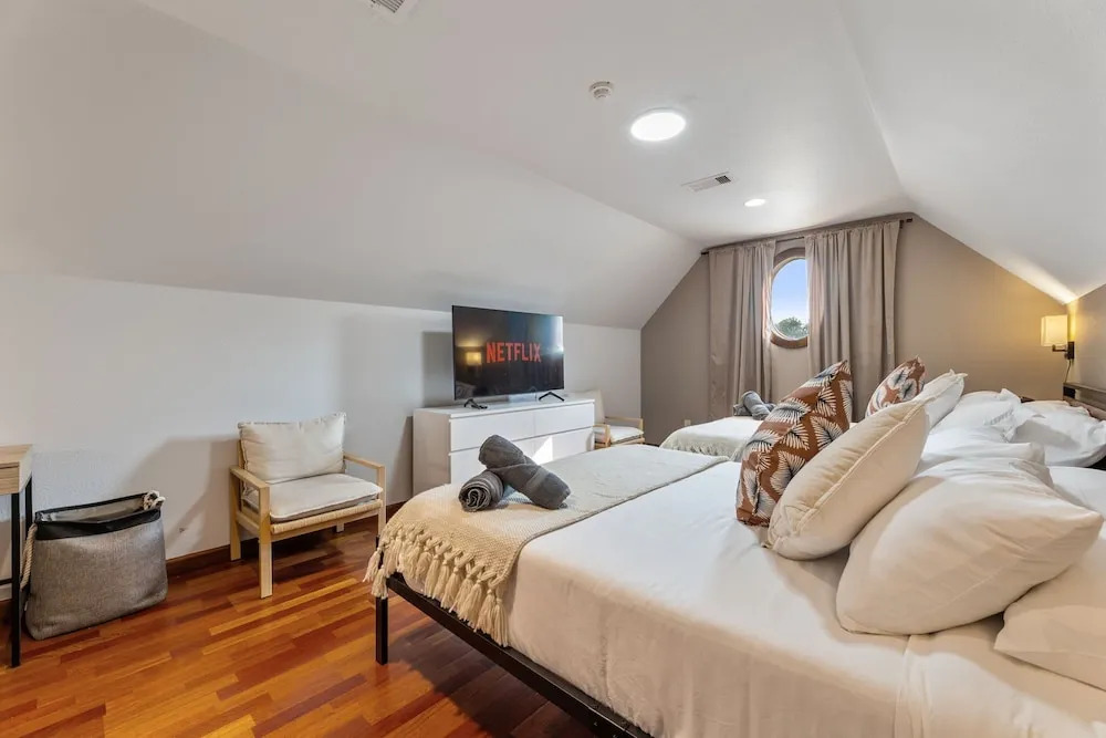 Golf-side Luxe Escape Sleeps 13 Hot Tub & Theater