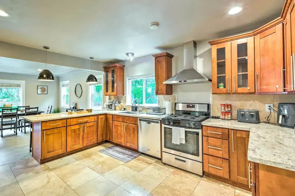 Seattle Home w/ Private Yard ~ 8 Mi to Dtwn!