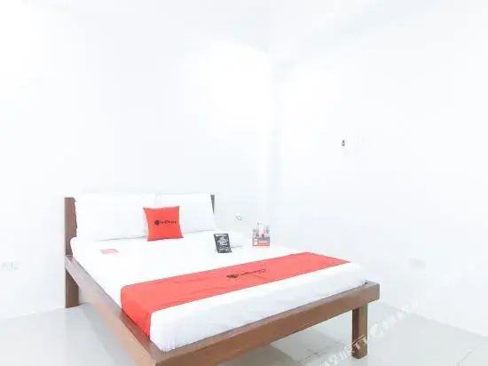 RedDoorz Plus at DBuilders Poblacion BGC