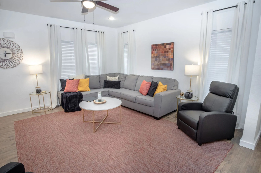 5BR/4BA House Sleeps 20 Downtown