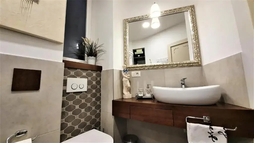 Cont- Luxury Heritage Apartment