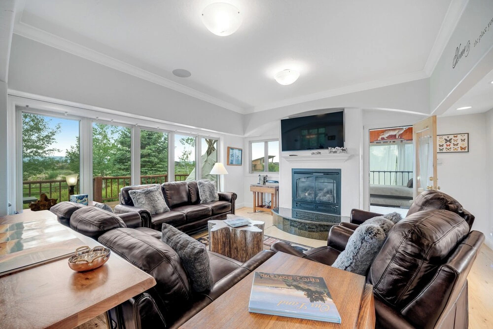 Fun w/ Family! Mtn-view Gem w/ Deck in Driggs