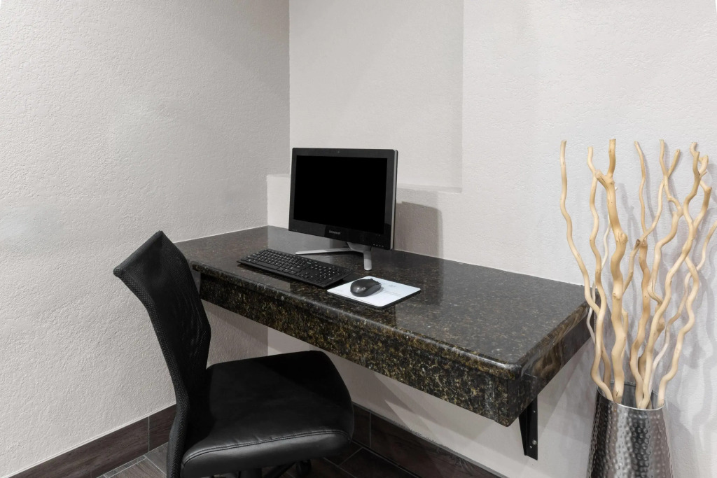 Super 8 by Wyndham San Antonio/Alamodome Area