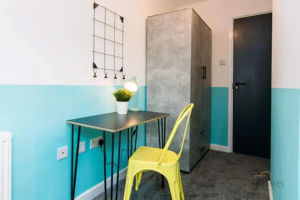 Stylish 5 Bedroom 5 Bathroom House (Sleeps 10) with Garden, Smart TV and Free Parking by Yoko Property