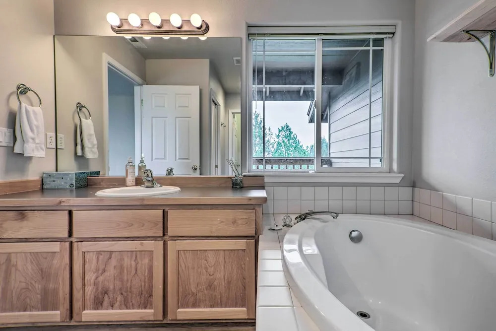 Charming Redmond Townhome w/ Resort Amenities