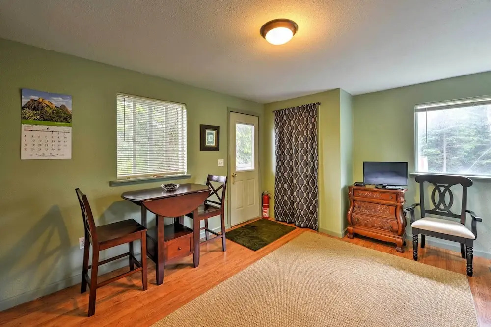 Seward Studio w/ Deck, Outdoor Dining & Mtn Views!