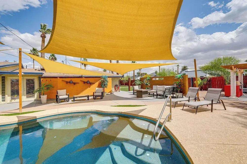 5 Mi to Phoenix Zoo: Poolside Paradise!