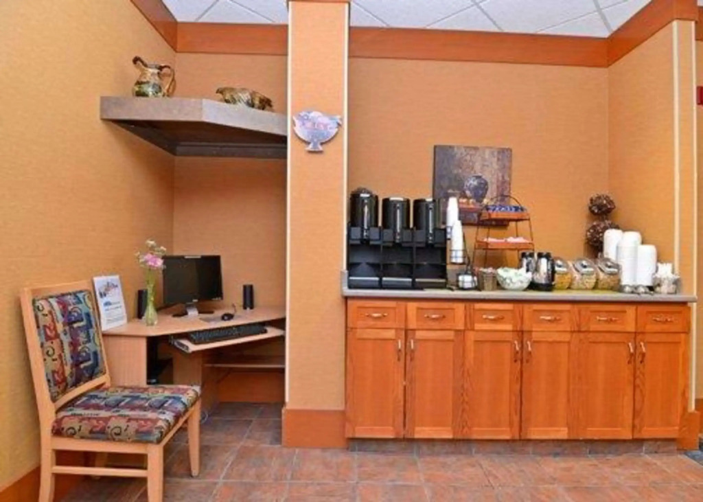 Econo Lodge Inn & Suites University
