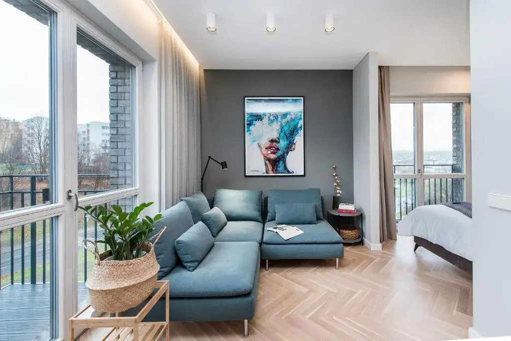 Trendy APT w/Balcony & Self Check-in, By Cohost