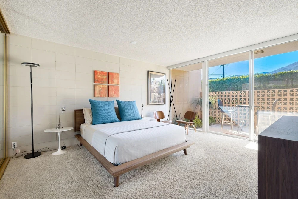 Mid-mod Krisel Getaway Walkable on El Paseo