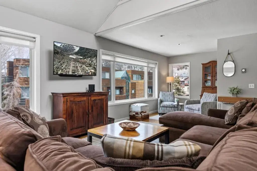 Ghostriders 10 by Avantstay Penthouse Suite w/ Large Patio & Mountain Views!