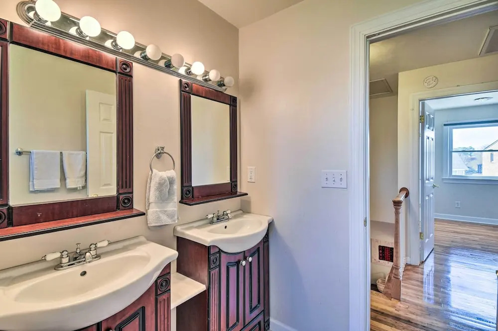 Spacious Chesapeake Home w/ Pool Table