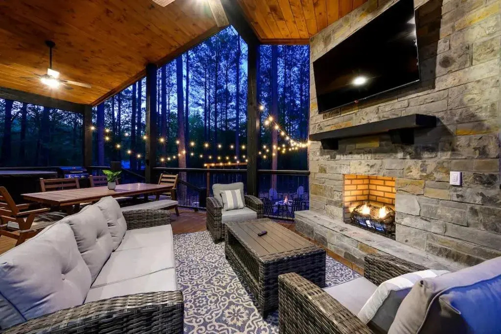 Brand New Luxury 2 Bedroom with Loft and Spa Sleeps 10