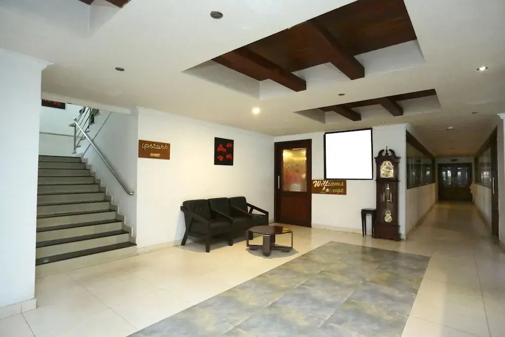 Oyo 15992 Central Hotel