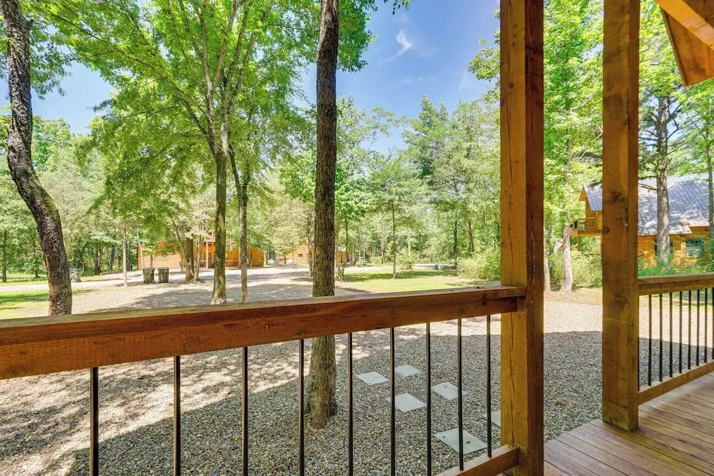 Private Hot Tub: Luxe Cabin in Broken Bow!