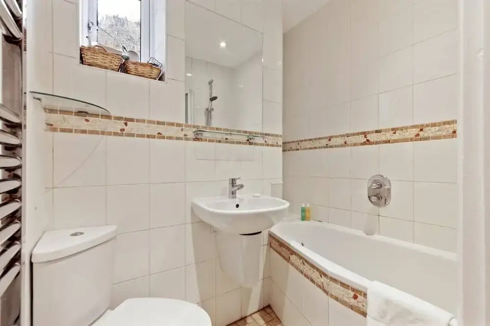 Lovely 2 Bed Apt W/patio nr Shepherd's Bush