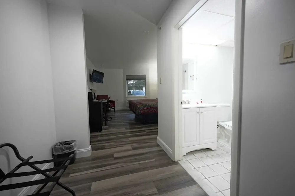 Greenwoods Inn & Suites