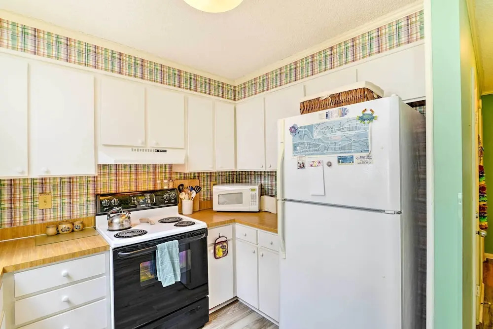 1 Mi to Apache Pier: Myrtle Beach Condo w/ Pool