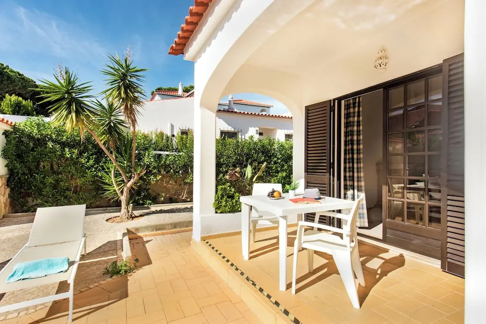 Spacious 4 bedroom villa, private pool, free air conditioning and wifi