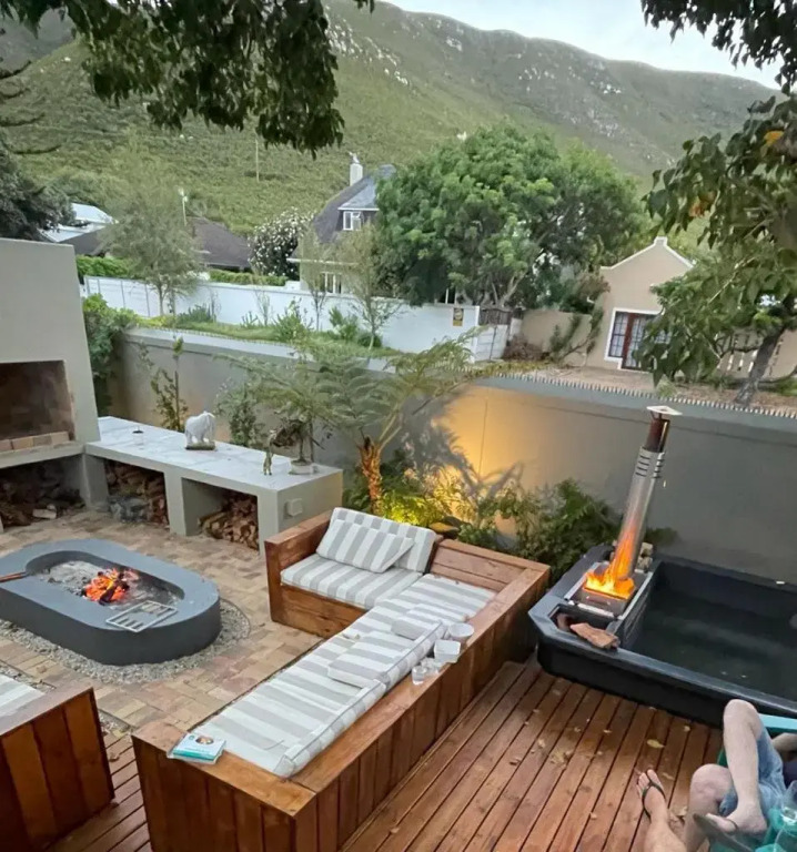Seven on Flora- Hot Tub, Modern with amazing outside area
