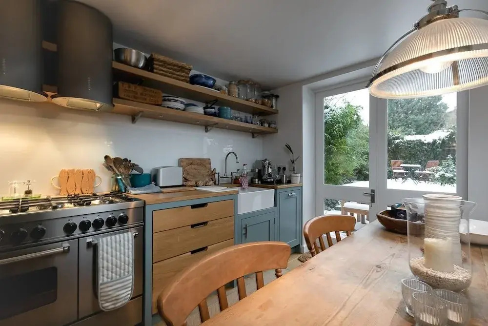 Beautiful 2 BED Garden Apartment