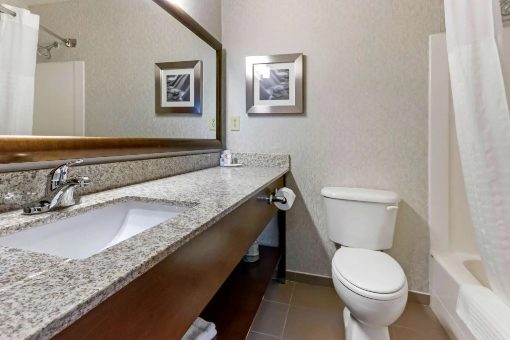 Comfort Inn & Suites Market - Airport