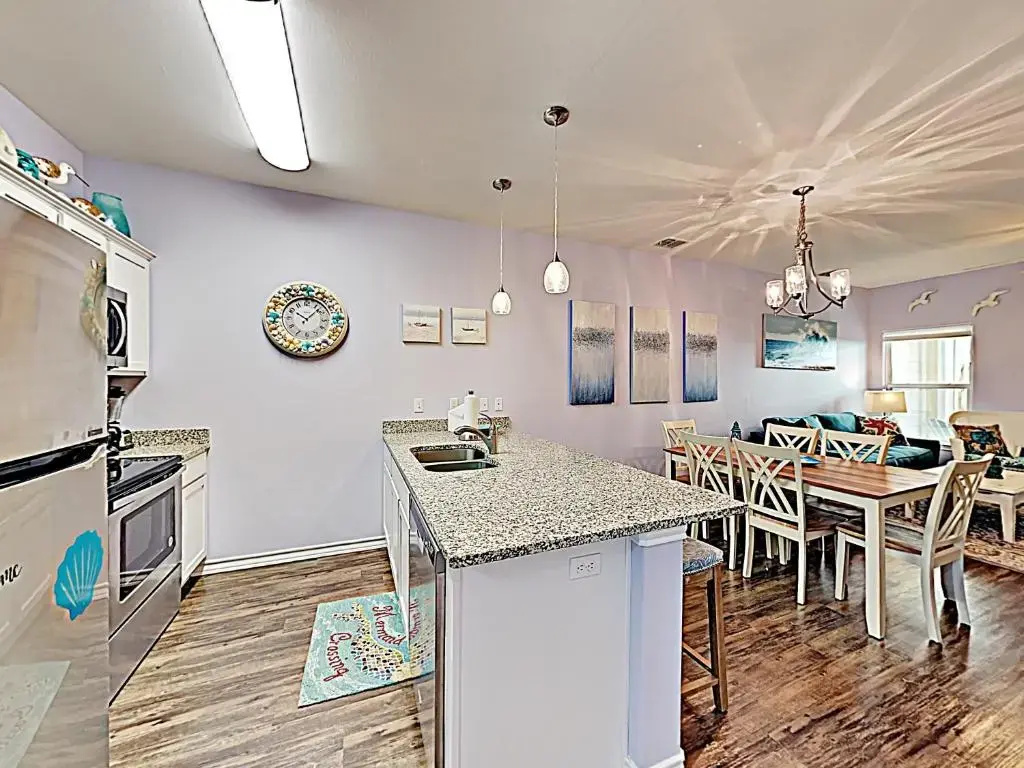 BC207 Beautifully Decorated Townhome, Heated Pool, 1 Minute to Beach