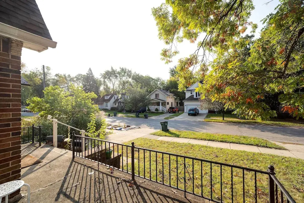 Ferndale Apartment w/ Yard - Near the Detroit Zoo!