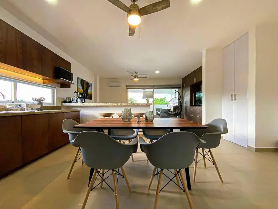 Luxury Condo 10 min walk from the Beach