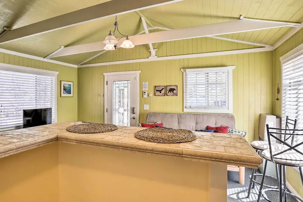 Cheerful Cabin Near Hiking & Big Bear Lake!