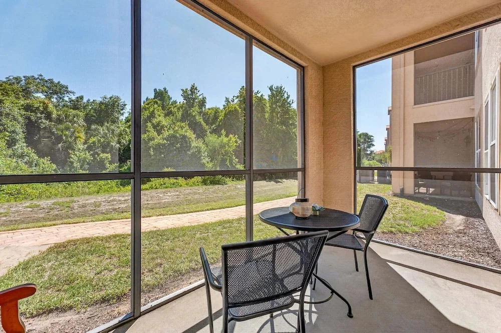 Condo 2BR With Lanai & Shared Pool, hot Tub, gym