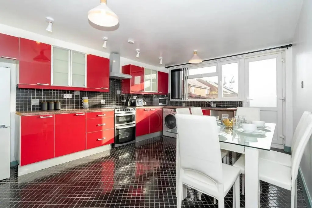 Stylish, modern 3 bedroom townhouse with parking
